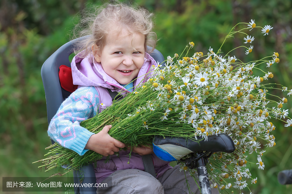 骑马小金发女孩与洋甘菊手的肖像