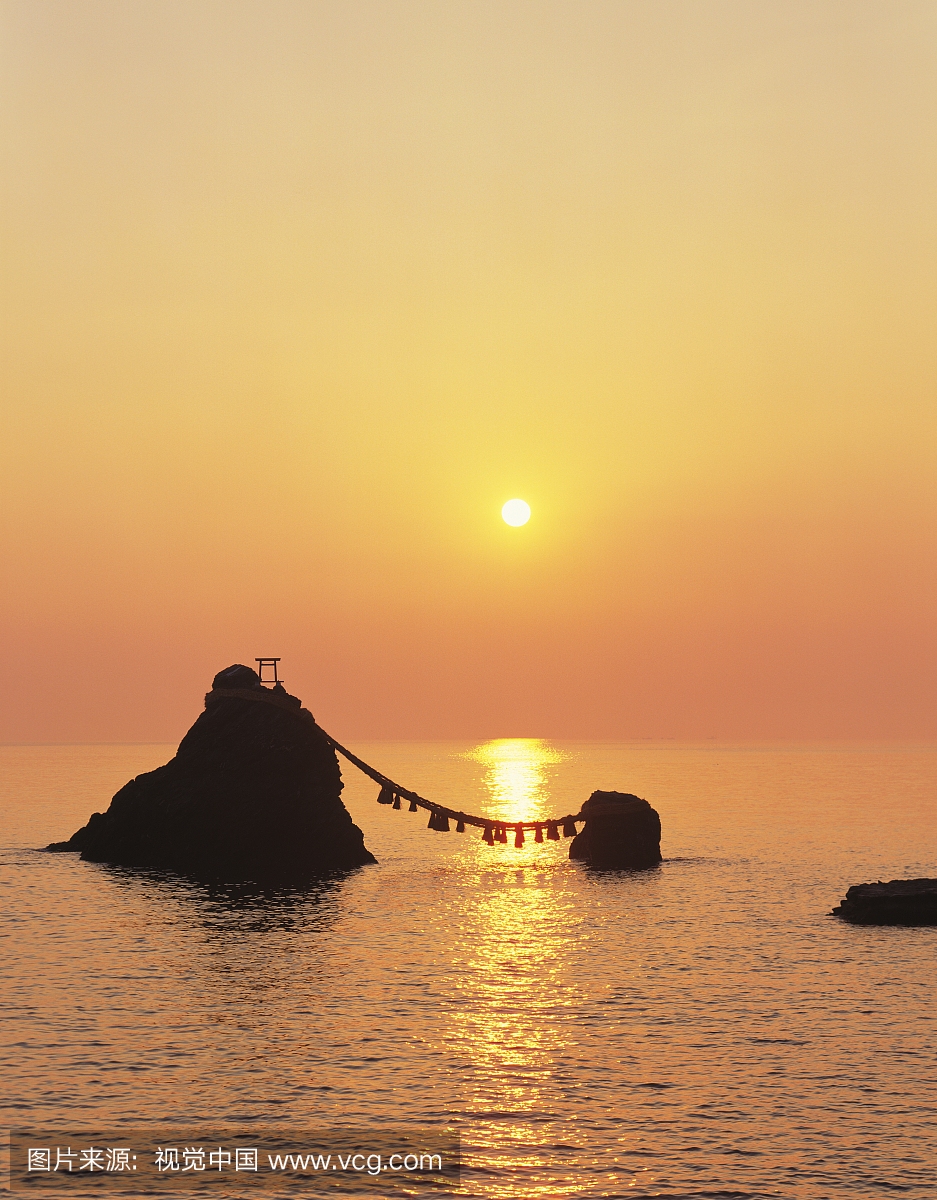 日出,日本三重县,海上和日出的岩石