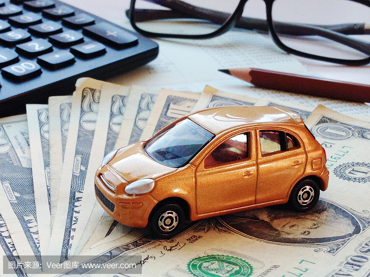 微型汽车模型,计算器,美元的钱和储蓄账簿或财