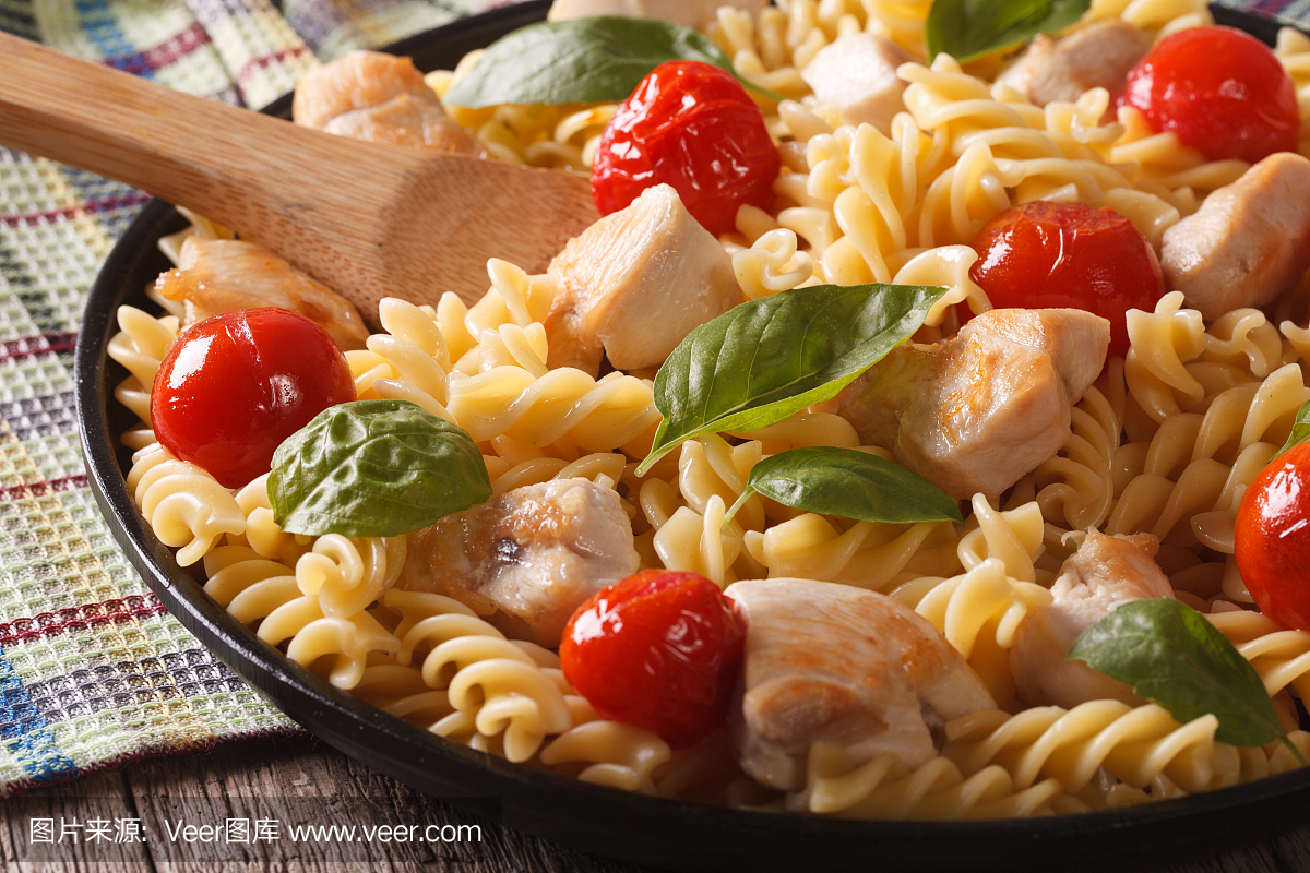 fusilli面食与鸡和西红柿特写。横