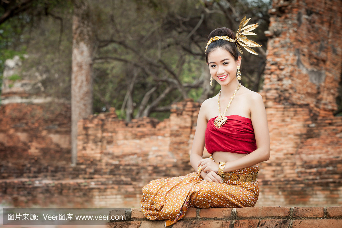 穿着传统泰国服装的迷人泰国女人拿着用天然材料制成的花环 库存照片 - 图片 包括有 人们, 活动: 203482266