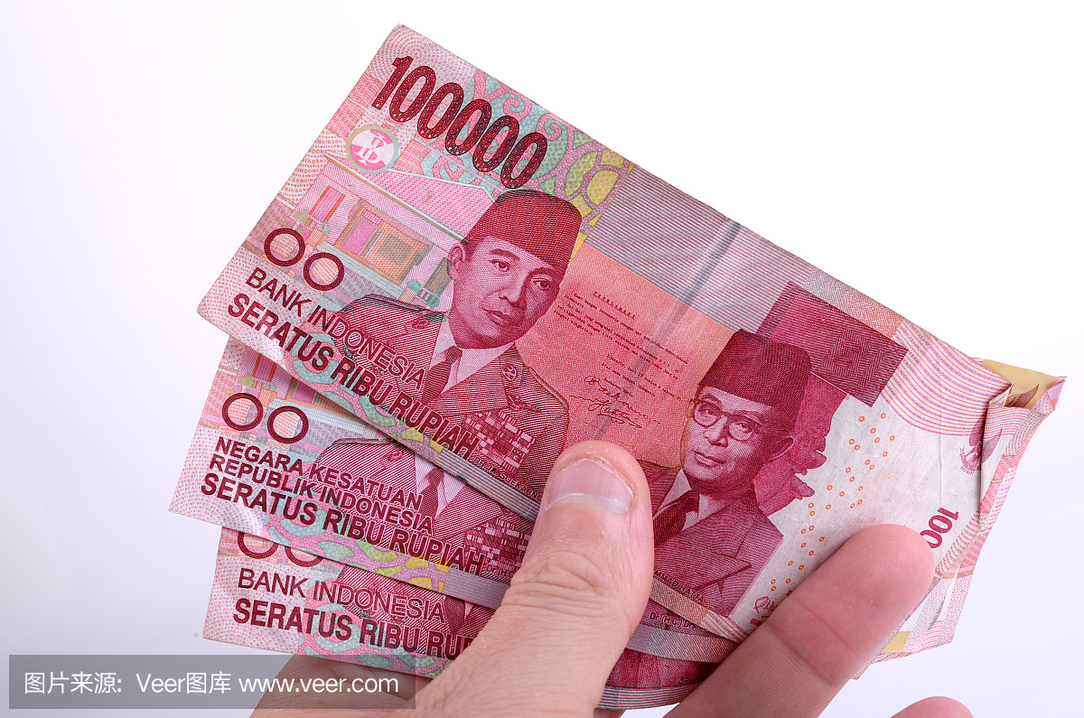 拿着一堆印度尼西亚货币