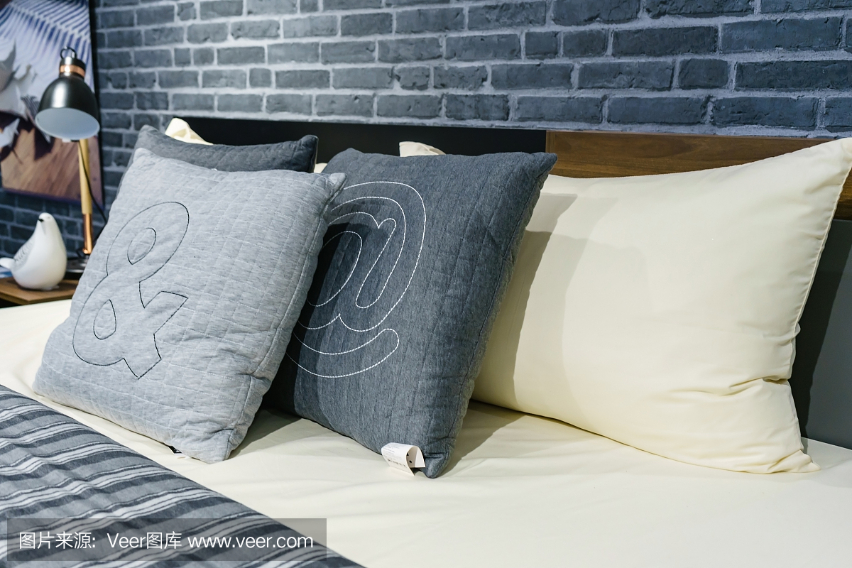 新床舒适特写与装饰枕头床头板在卧室在分期模