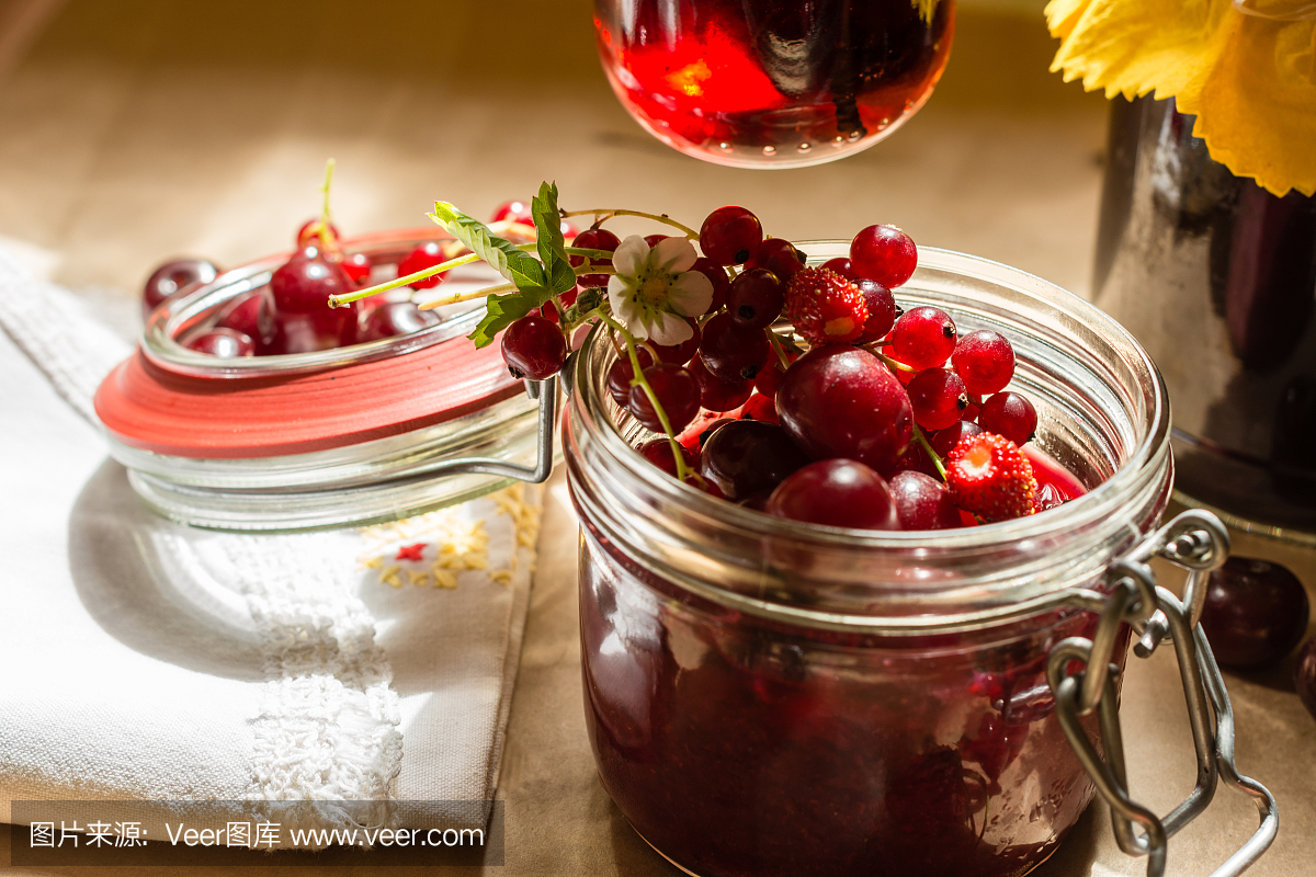 水果保存和原始草莓,樱桃在厨房的桌子上