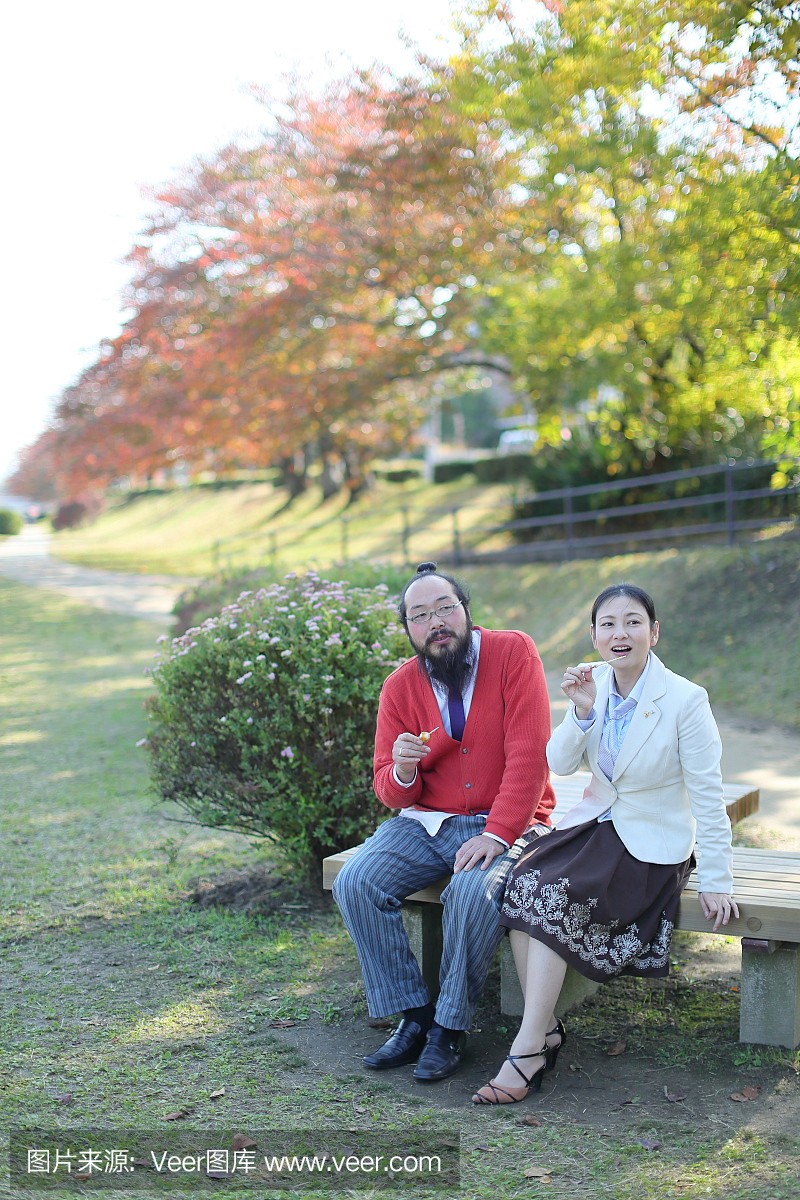快乐的日本夫妇旅行和吃日本糖果