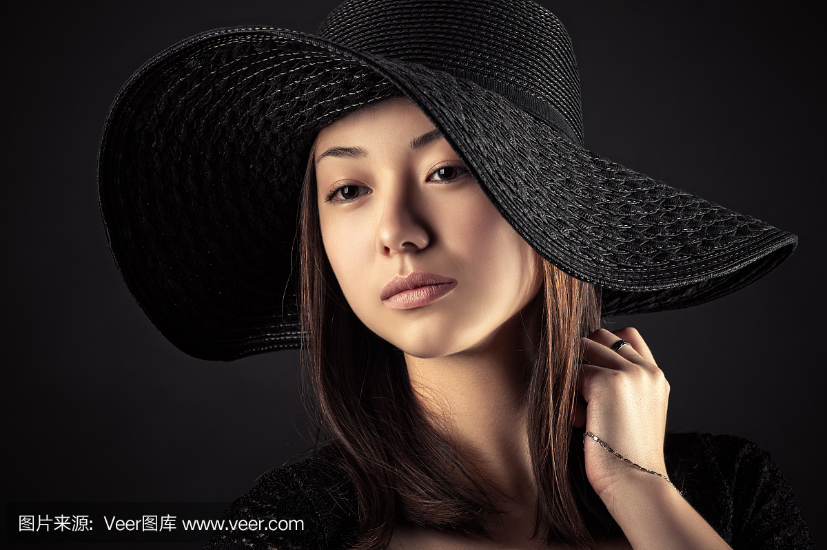 美丽的混血儿韩国俄罗斯女孩与黑色的帽子