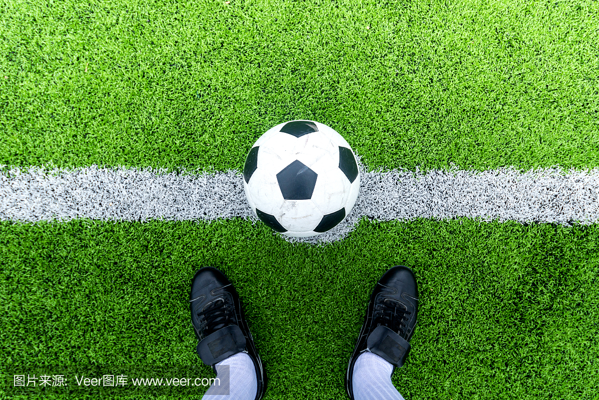 足球运动员准备在开球时开球