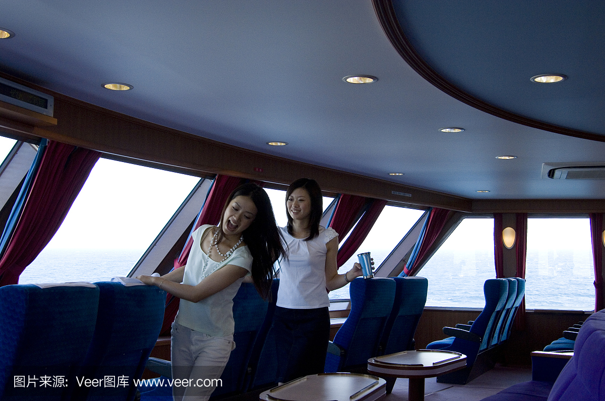 两个年轻的日本女性在渡轮上花费时间