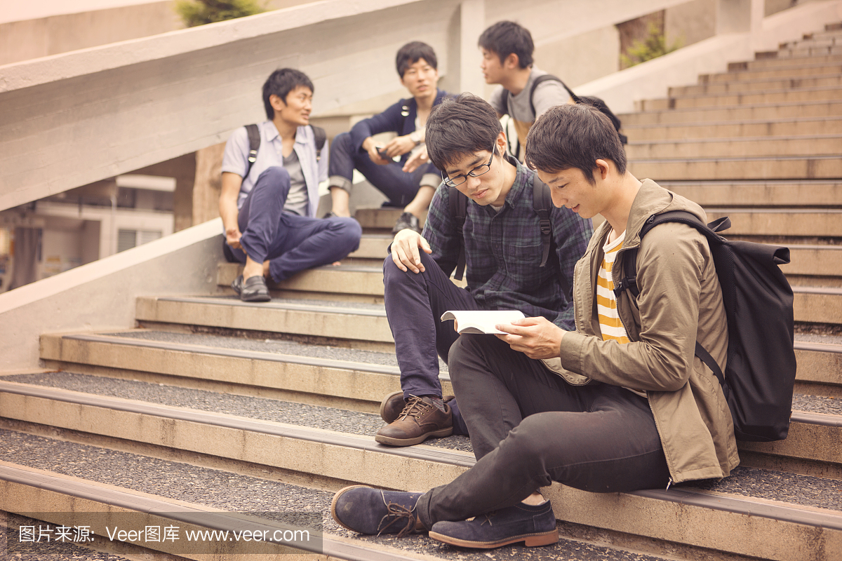日本学生朋友同学在日本京都检查书
