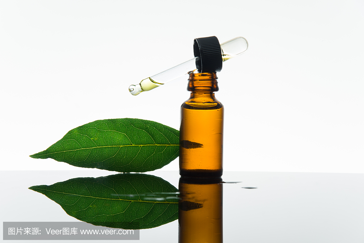 精油瓶有海湾叶,月桂油,月桂叶,琥珀色玻璃瓶与图片性感半老徐娘图片