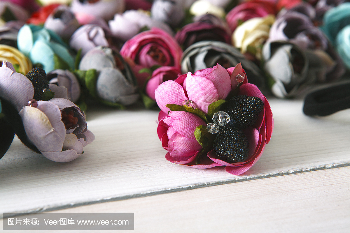 各种用花装饰的头发橡胶