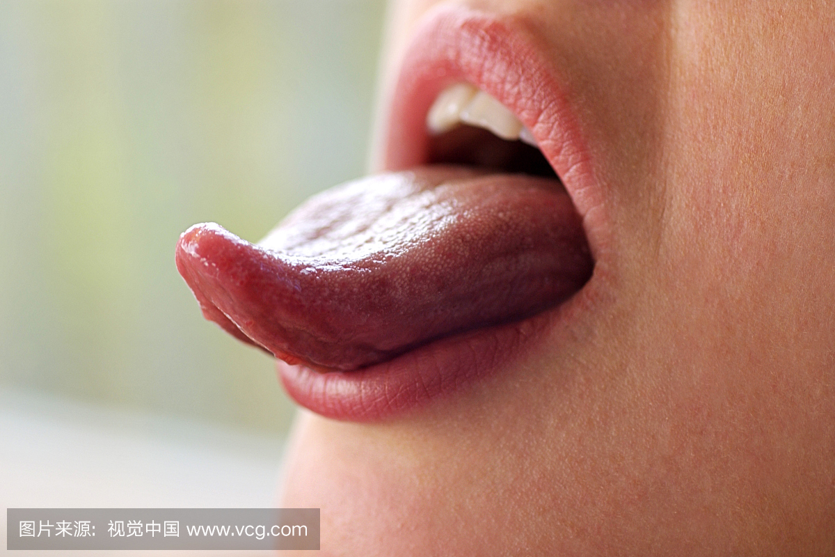 女人伸出舌头