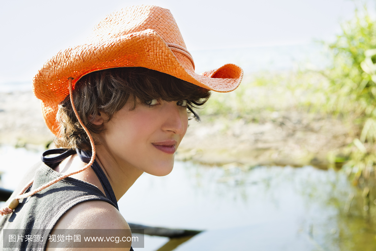 妇女在沙滩上晒太阳