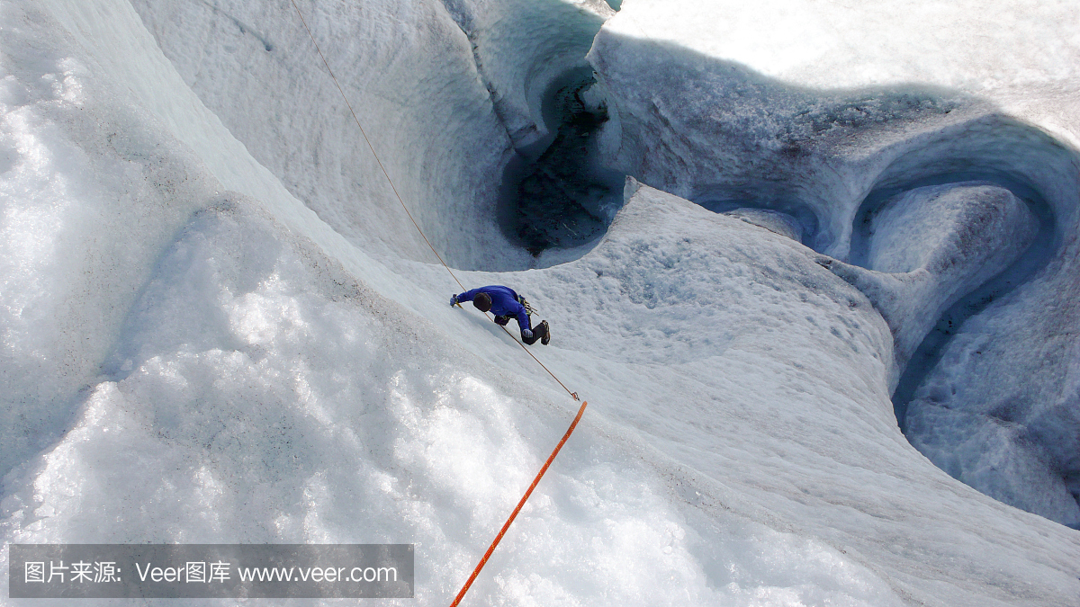 在瑞士的阿尔卑斯山上,一名山区导游候选人在