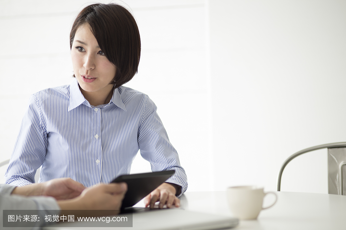 女商人接受材料的描述的平板电脑