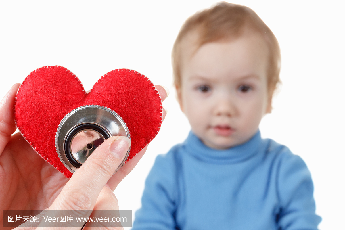 儿童和心脏科医生,手中的心脏标志,听诊器。