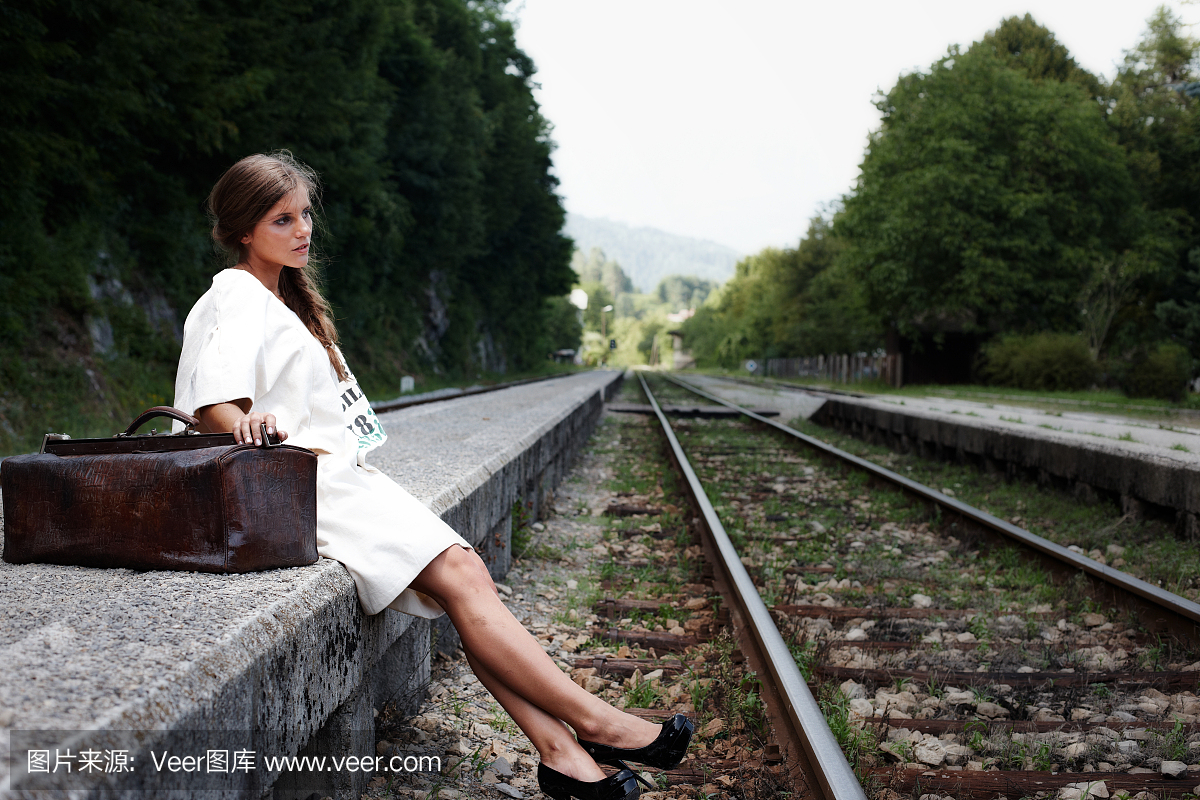 有吸引力的长头发黑发在火车站