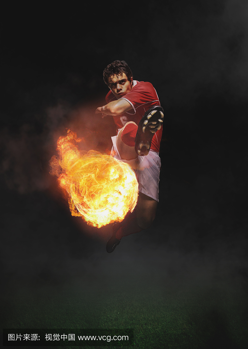 足球运动员在半空中踢球