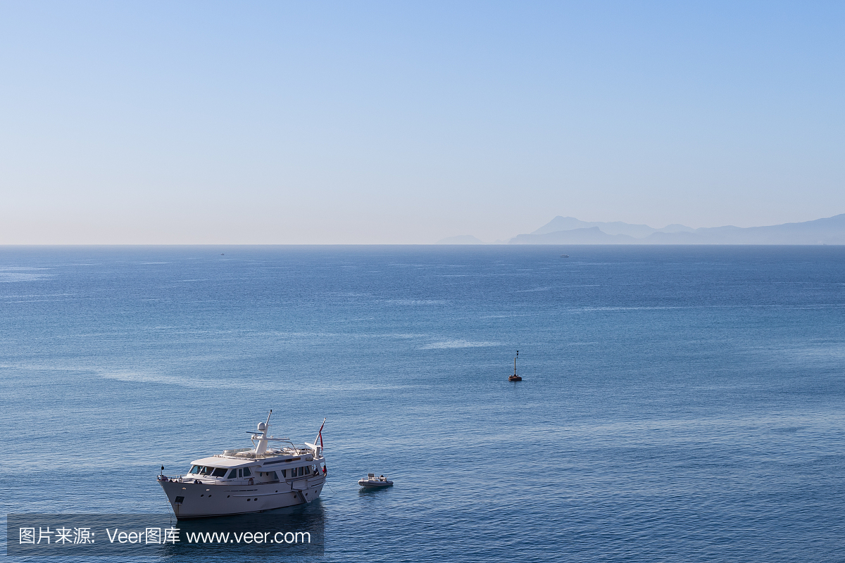 由安塔利亚海岸的游艇。