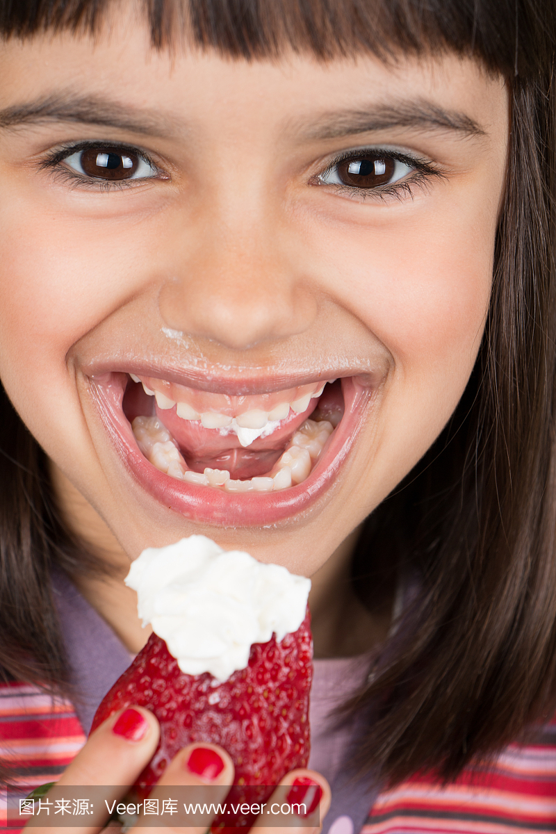 吃奶油的大草莓快乐的小女孩