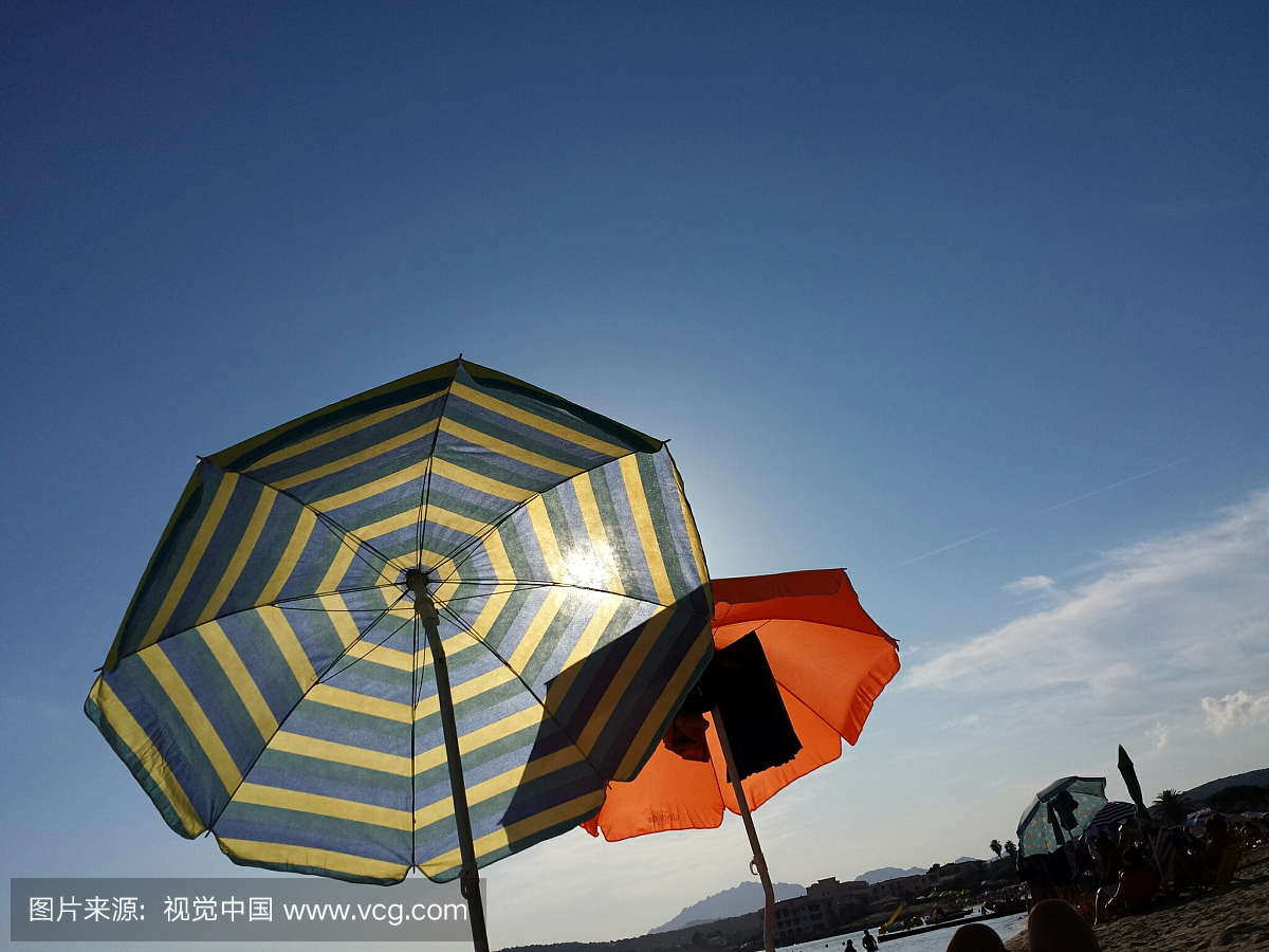 沙滩伞对天空的低角度视图