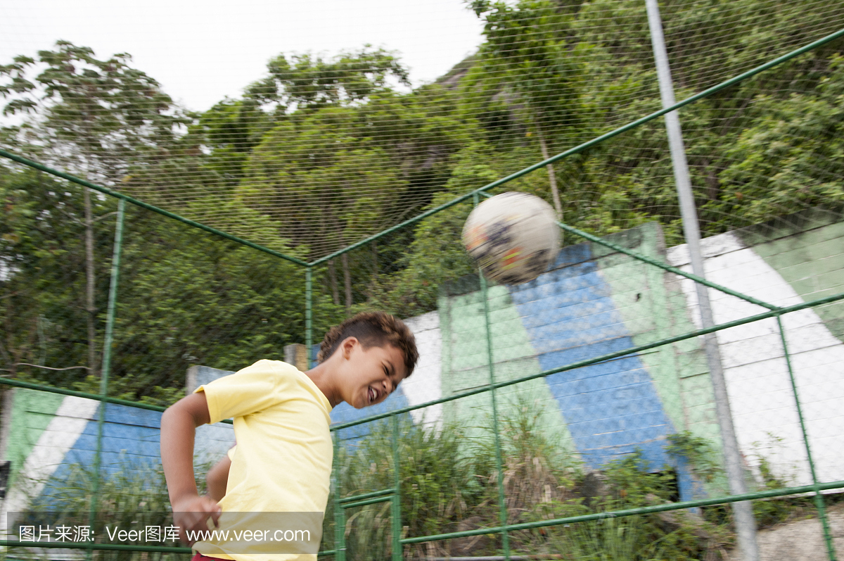 踢足球的年轻男孩,里约热内卢,巴西,南美洲。
