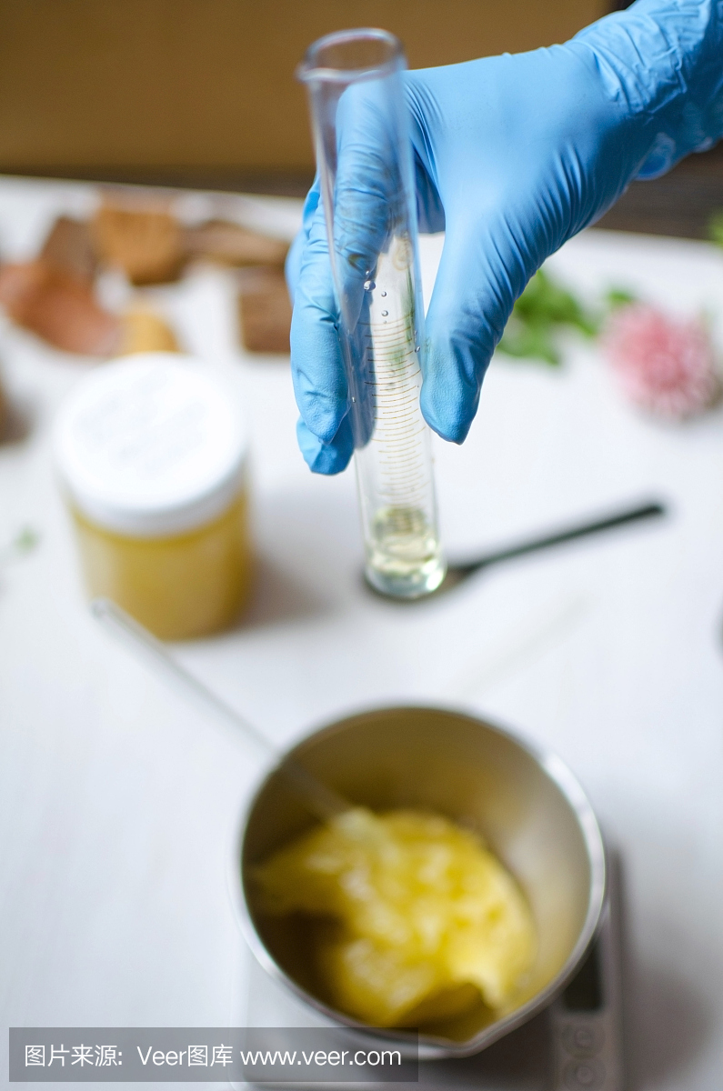 摩洛哥肥皂准备。天然化妆品食谱。