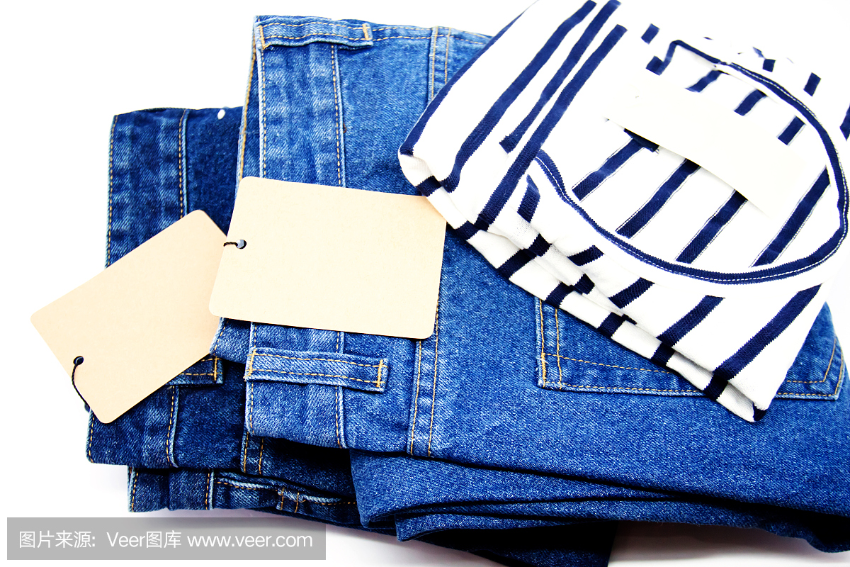 新条纹男士衬衫。 T恤和蓝色牛仔裤背景