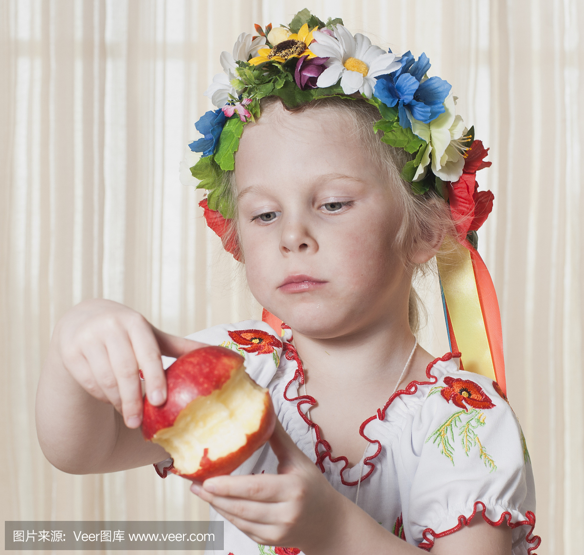 4年的女孩吃红苹果