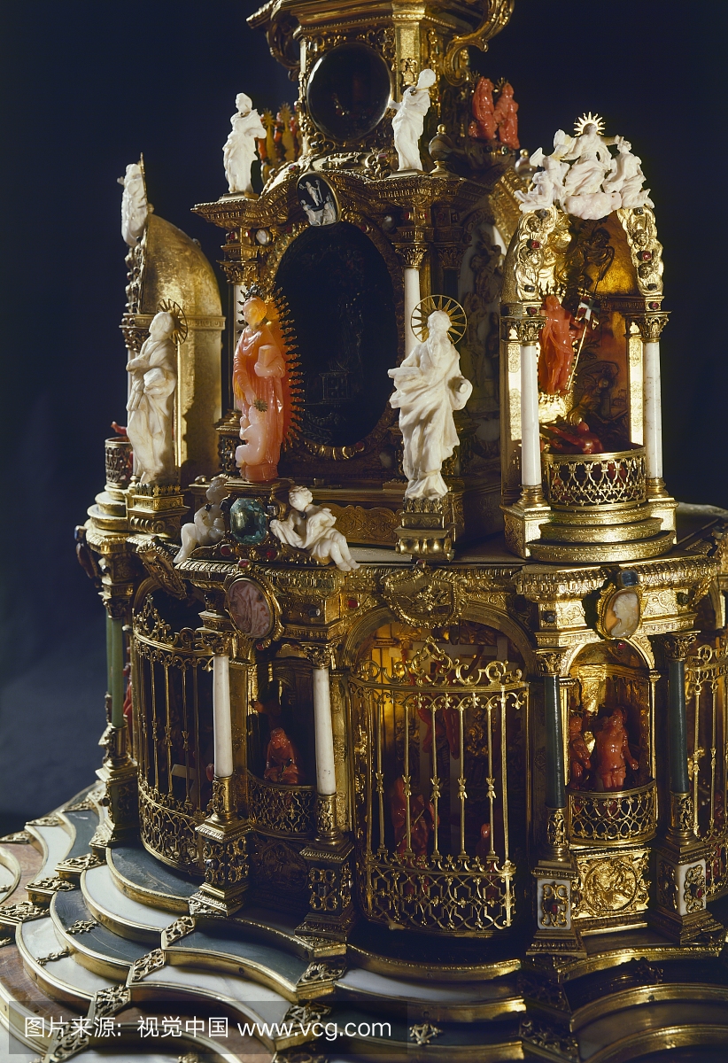 银色祭坛的中央部分,白色和绿色的十字架十字