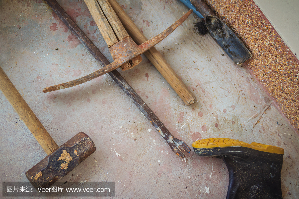 又脏又臭的建筑工具,如橡胶靴,锤子,撬棍,铲子和