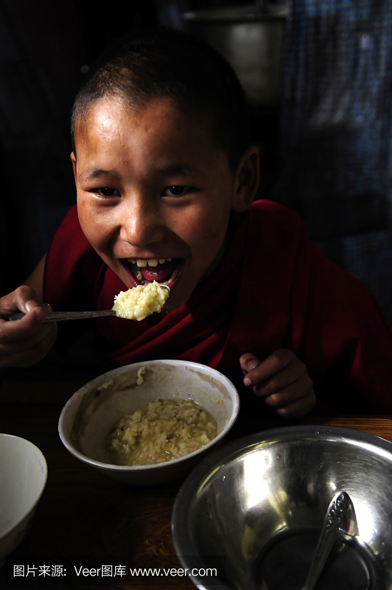 西藏小喇嘛在寺院吃简单的午餐