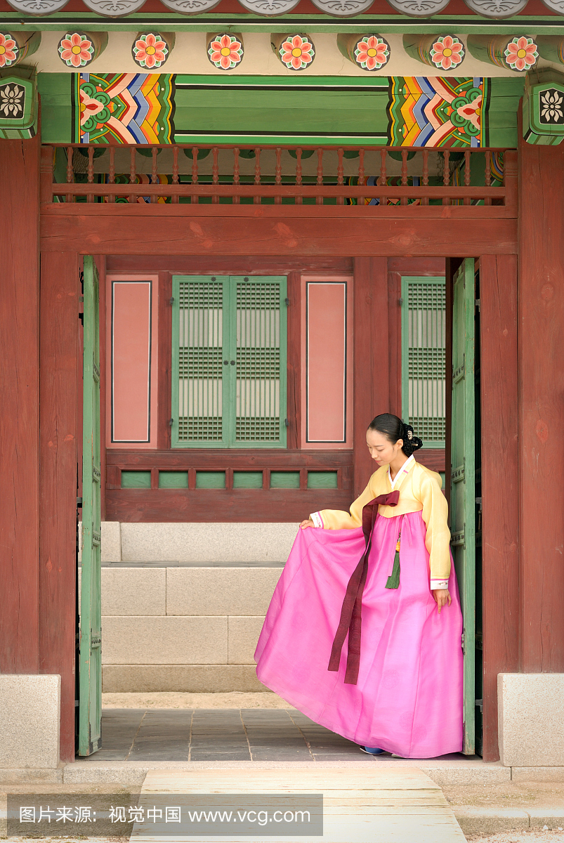 韩国女人穿着传统的衣服