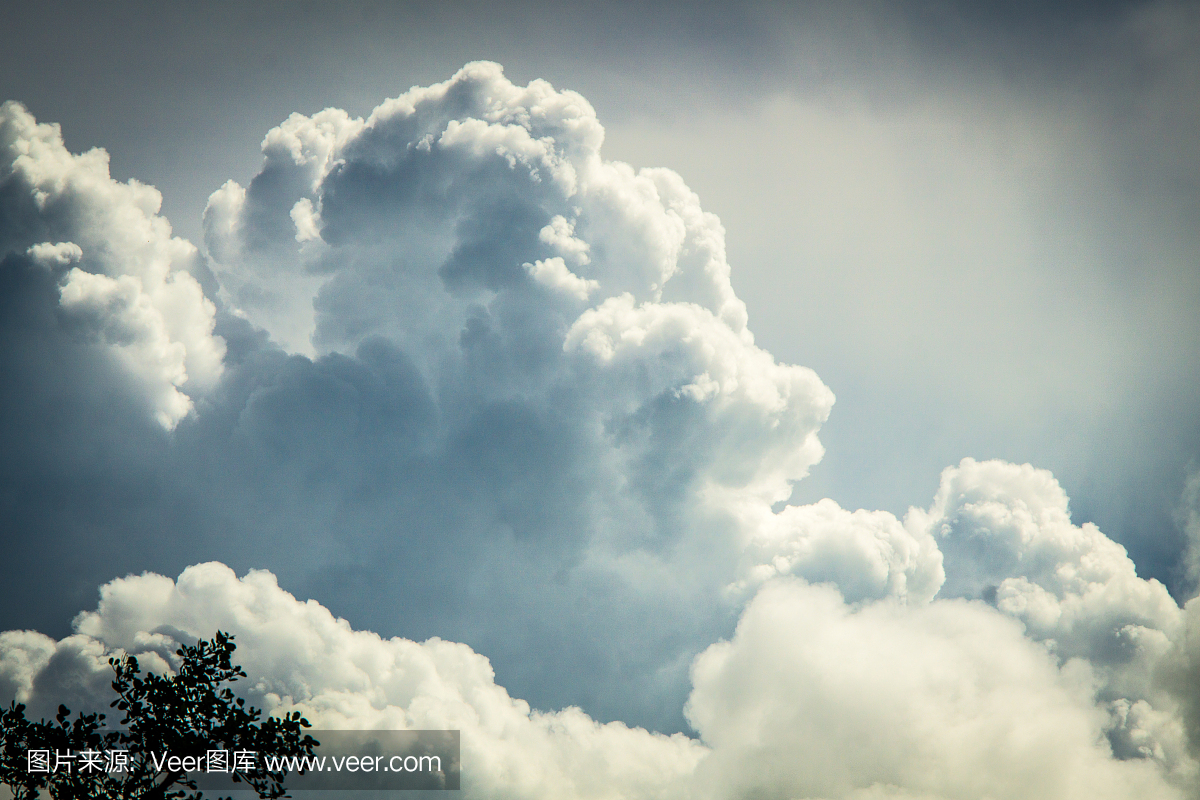 云类型:积雪云在令人反感的天空在苏美尔季风