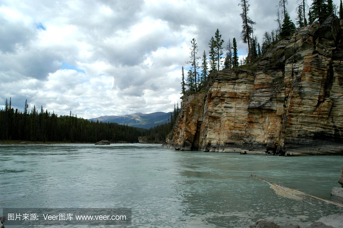 河流在加拿大落基山脉。