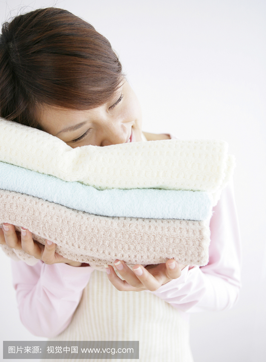 日本女人微笑着摸毛巾