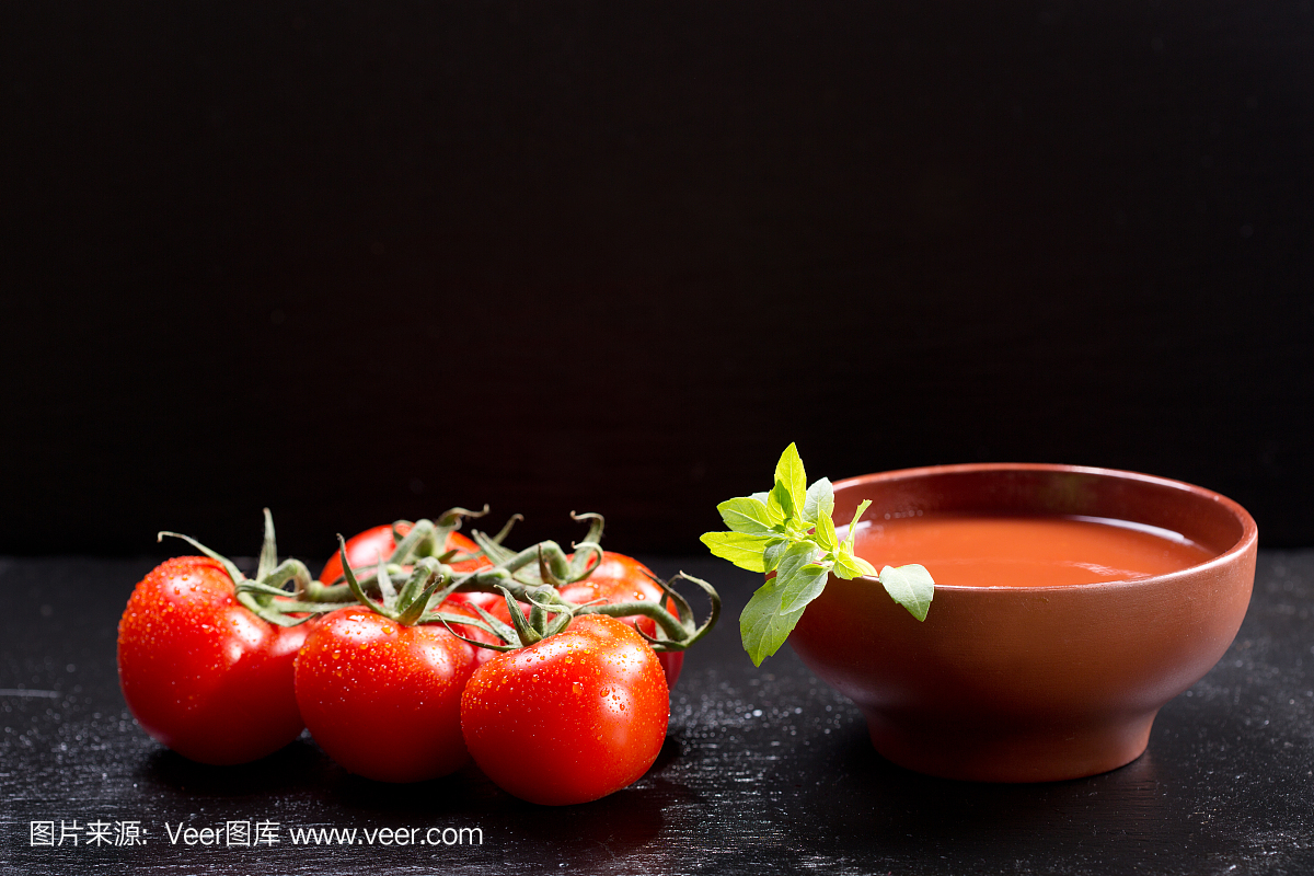 一碗番茄汤用新鲜蔬菜