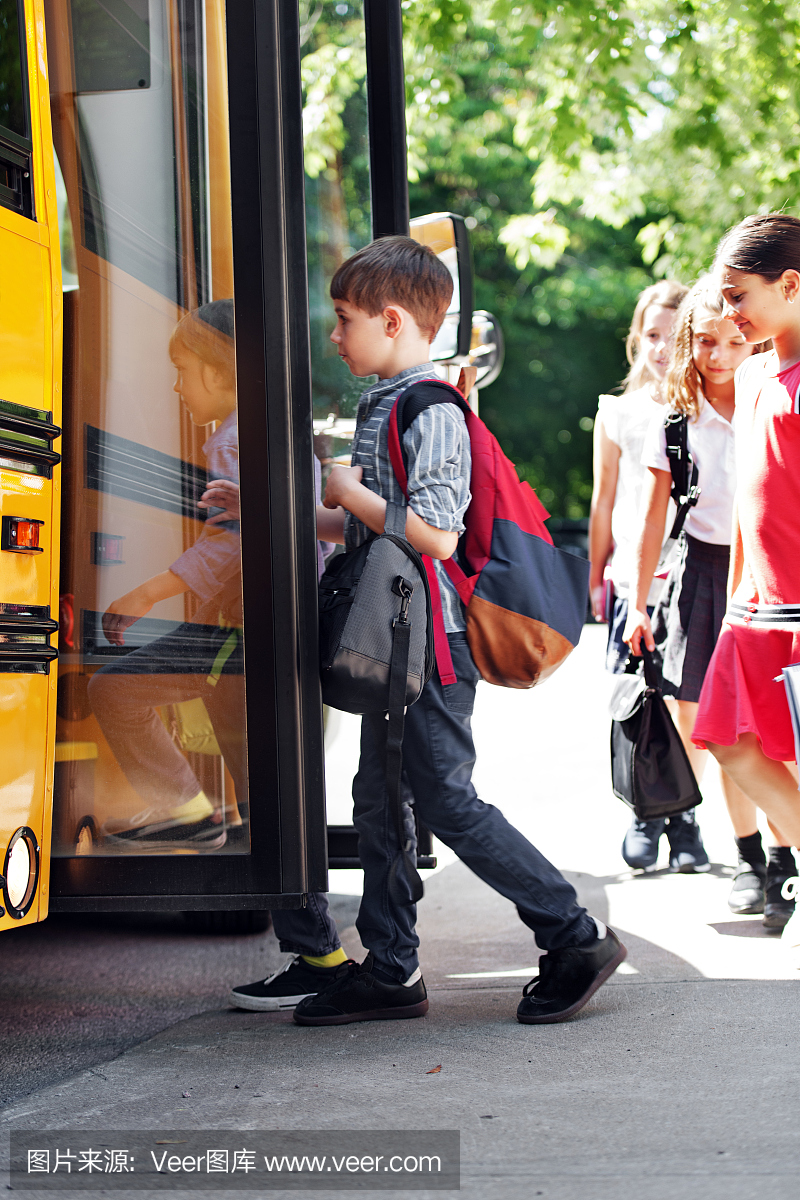 学校小孩去上学