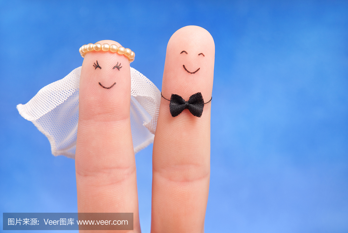 刚刚结婚的概念 - 新婚夫妇在手指上画画