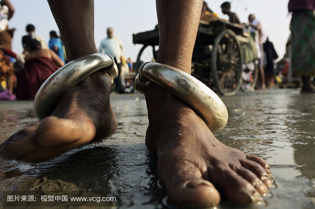 朝圣者沐浴在恒河和孟加拉湾的交汇处。 Sag