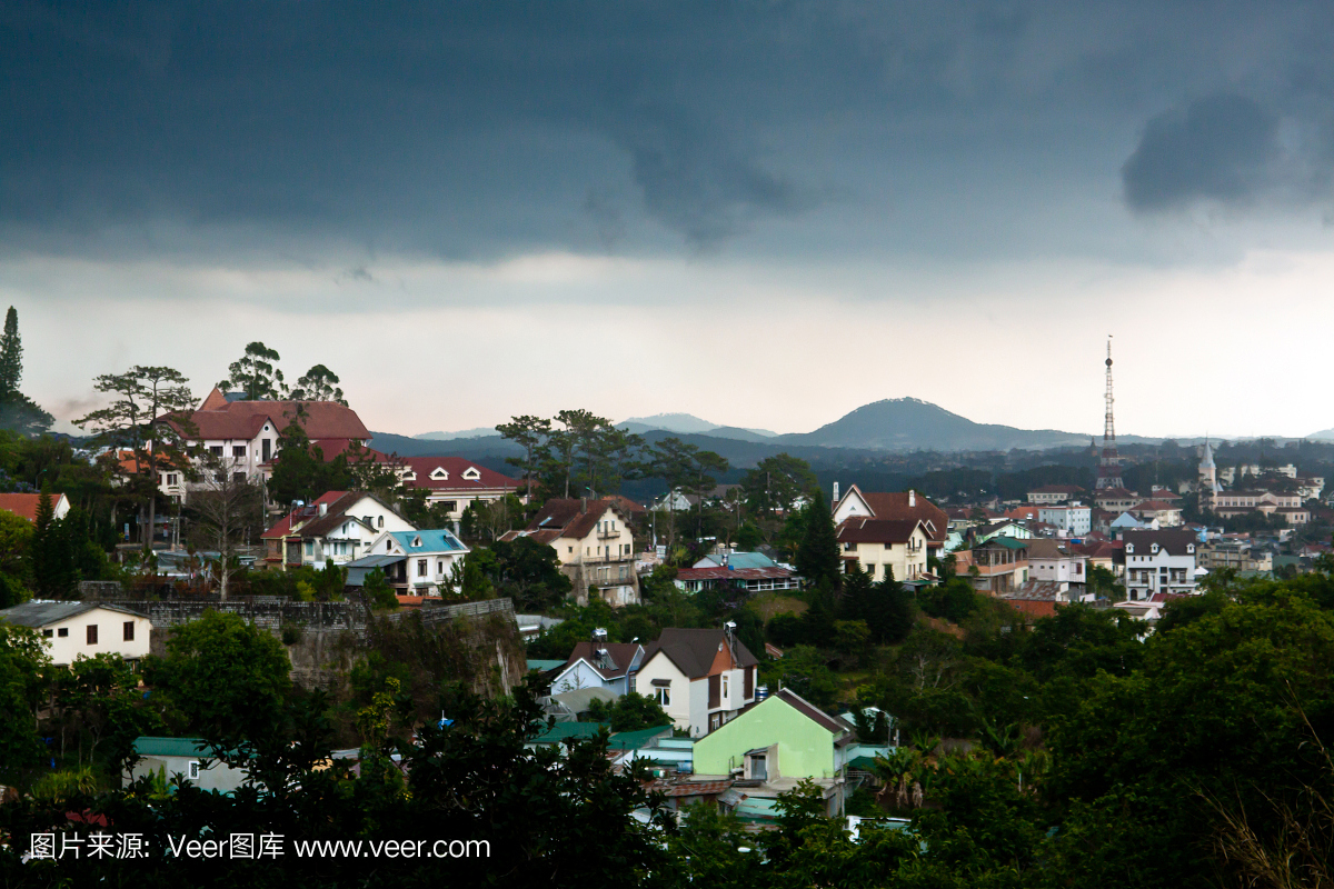 大叻市在阴雨天气的全景