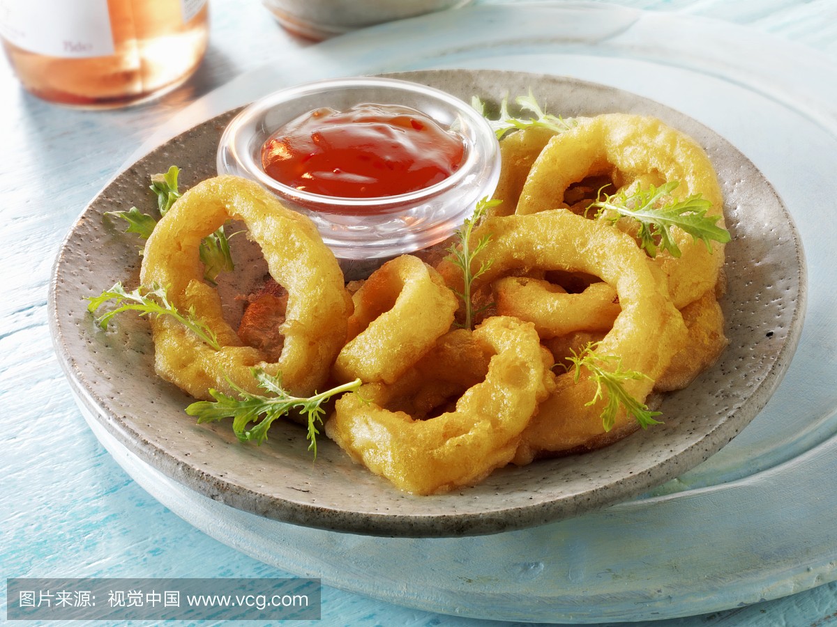 Battered deep-fried onion rings with ketchup