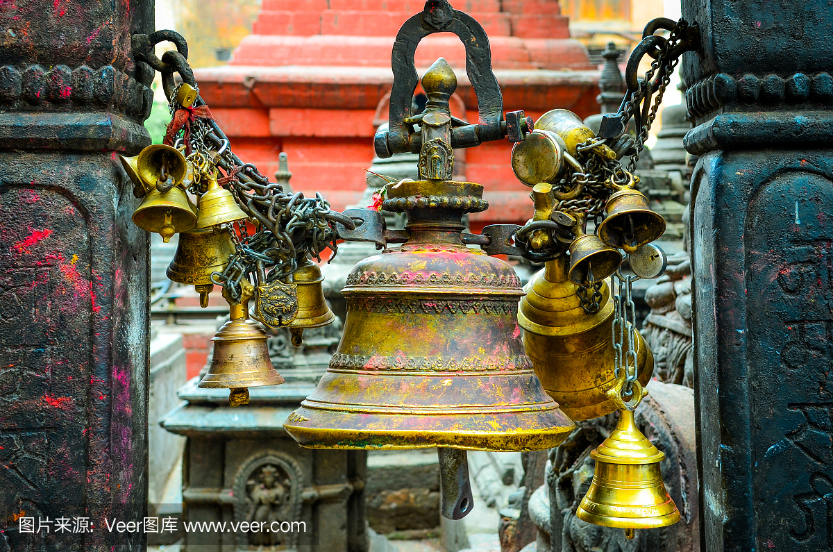 在加德满都佛教和印度教寺庙祈祷钟的细节