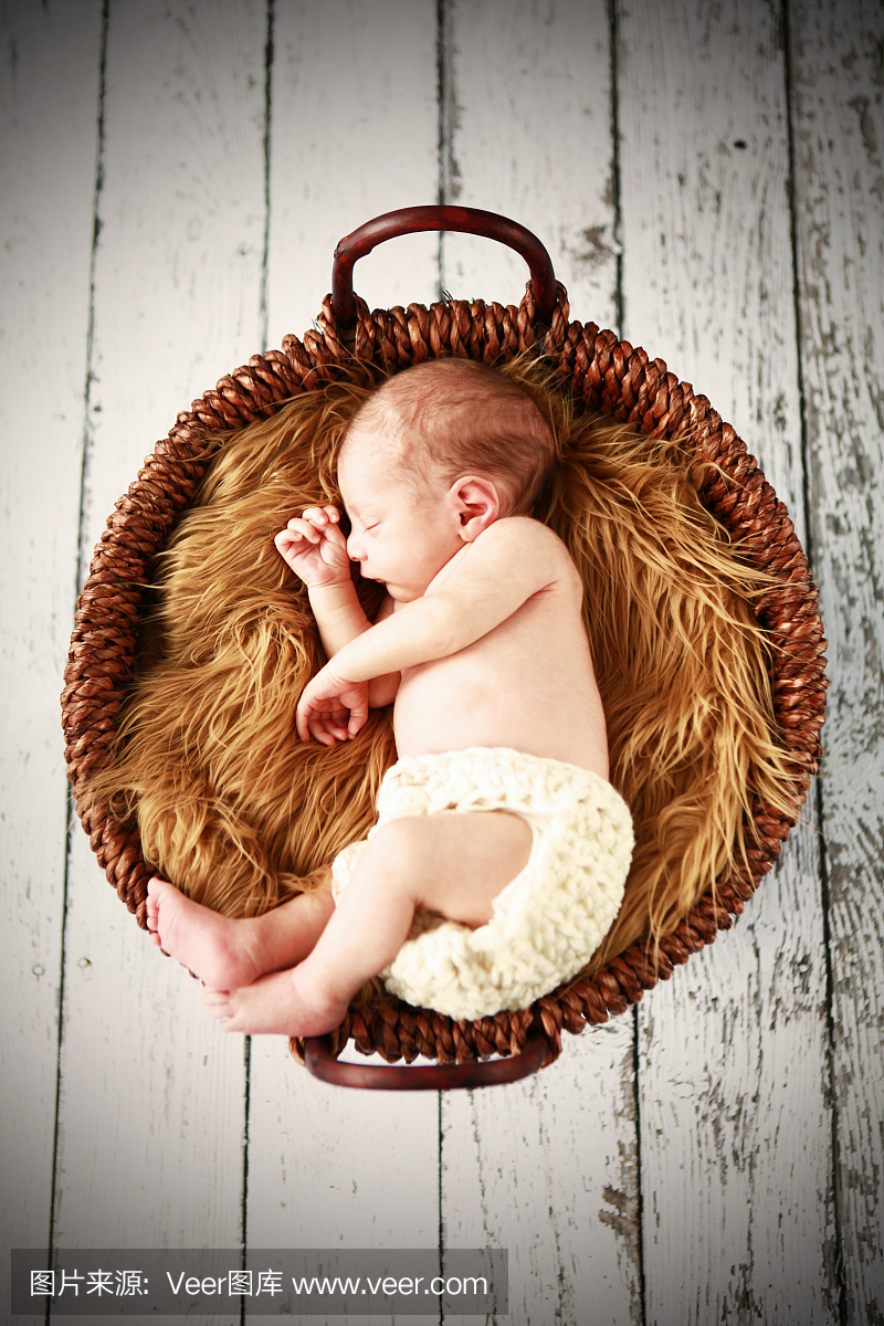 新生婴儿睡在篮子里