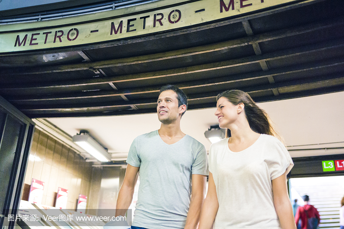 年轻夫妇走在巴塞罗那地铁站