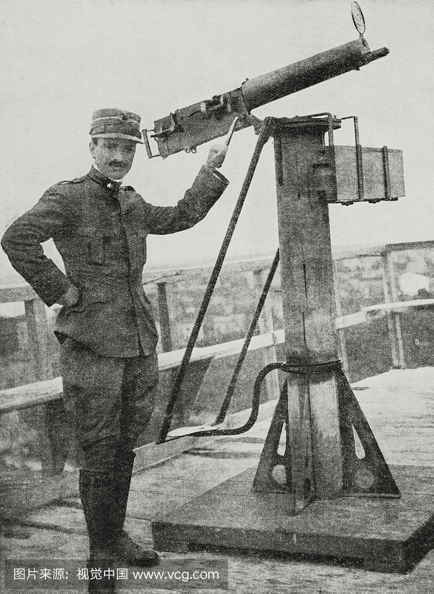 炮兵炮手Sem Benelli(1877-1949)在意大利威尼