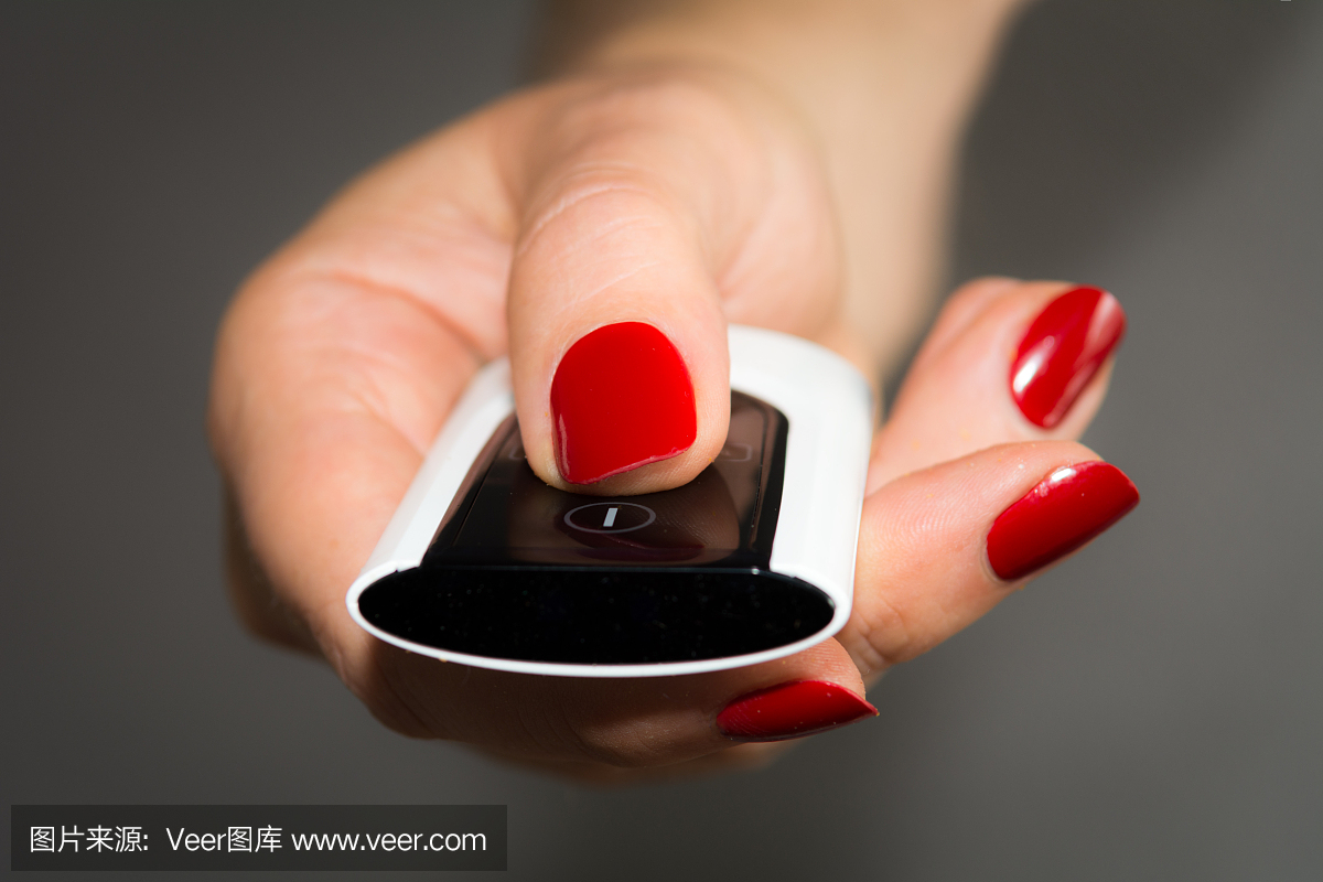 女人抱着小遥远的照相机按开机按钮