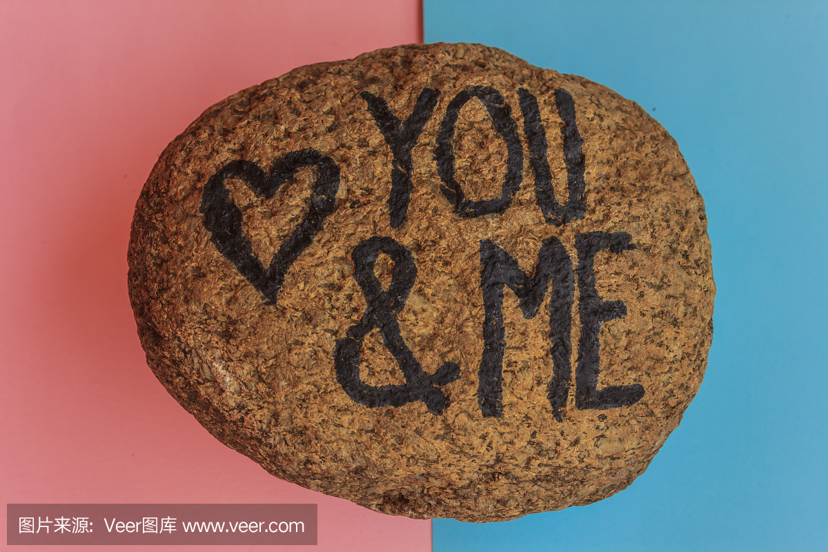 英文写着你和我在石头上绘制一颗心