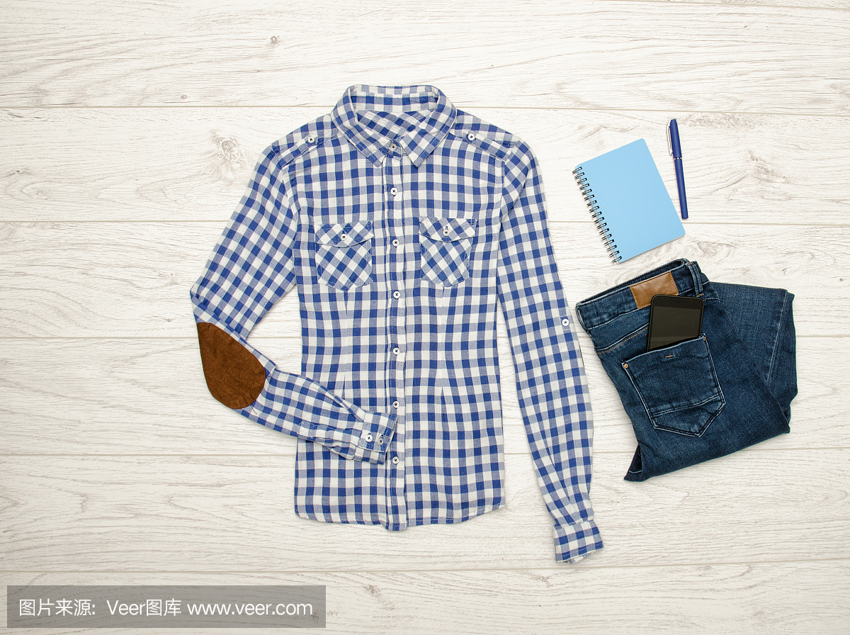 蓝色和白色格子衬衫,牛仔裤,手机,蓝色笔记本笔