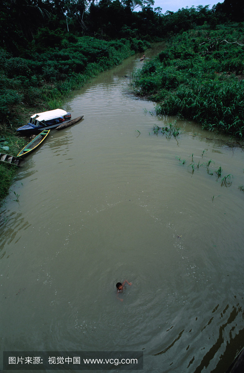 当地的孩子们在亚马孙河里玩耍。